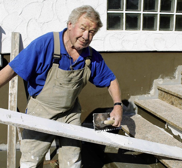 Lorenz Herr bei der Arbeit: Seit 50 Ja...ststeinmacher und Fliesenleger ttig.   | Foto: Adelbert Mutz