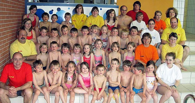62 Kinder im Alter von fnf bis acht J...nndorf im Hallenbad Grafenhausen teil.  | Foto: Ilona Seifermann
