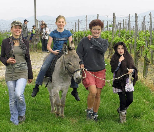 Das Wandern mit den Eseln Karli (vorne) und Anes machte allen Teilnehmern Spa.   | Foto: Dorothee Philipp