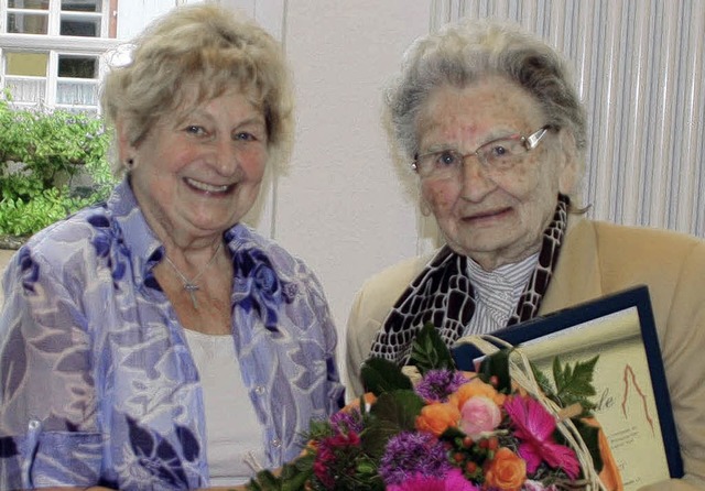 Anneliese Jger (rechts) wurde zur Ehr...r Hauptversammlung Urkunde und Blumen.  | Foto: Herbert Birkle