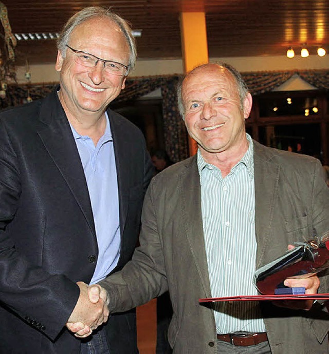 Hans Peter Hauke gratuliert Heinz Sillmann fr 40 Jahre SPD-Mitgliedschaft.   | Foto: Dagmar Barber