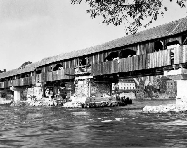 Bevor das Rheinkraftwerk Sckingen geb...n den Brckenpfeilern im Jahr  1961.    | Foto: Stadtarchiv