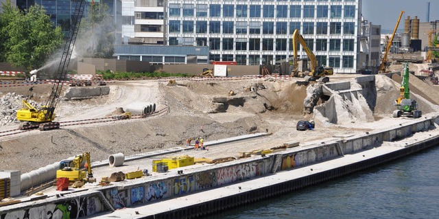 Die Bagger leisten ganze Arbei: Vom ei...Campus) ist kaum mehr etwas zu sehen.   | Foto: Daniel Gramespacher