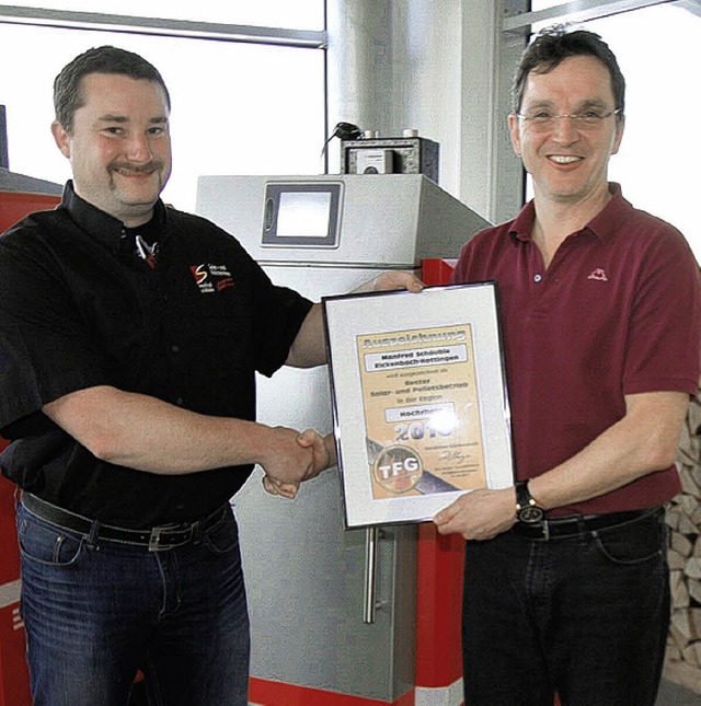 Andreas Schmidt (links) nimmt die Urku...chrhein von Dirk Staiger  in Empfang.   | Foto: BZ