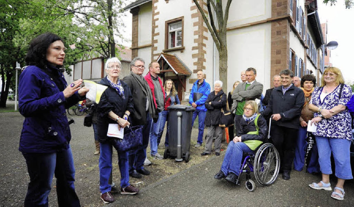 Rund 60 Freiburgerinnen und Freiburg, ... Rundgang durch drei  Stadtquartiere.   | Foto: Thomas Kunz