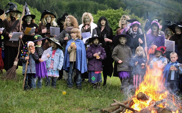 22 &#8222;Hexen&#8220; und ihr Nachwuc...snacht auf dem Bergeneck in Wallburg.   | Foto: Sandra Decoux-Kone