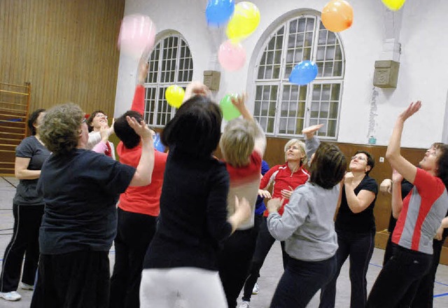 Lockere Bewegungsformen stehen bei der Frauengymnastik des CVJM im Mittelpunkt.  | Foto: Maja Tolsdorf