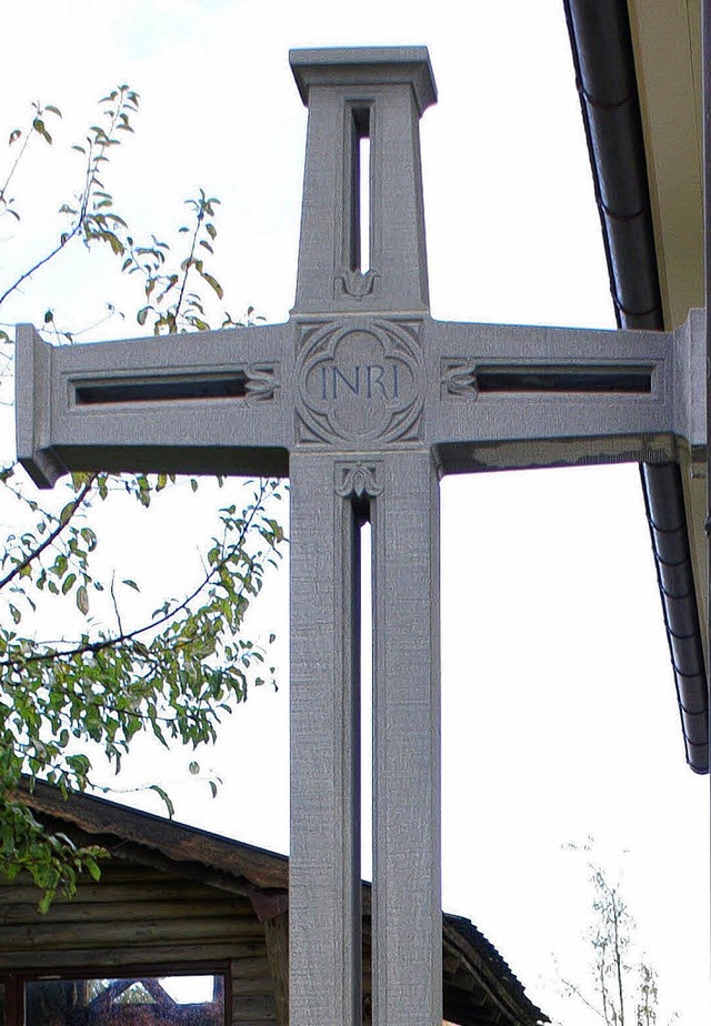 Wieder eine Zierde der Rotzler Kapelle: das neu angefertigte Steinerne Kreuz   | Foto: Werner Probst