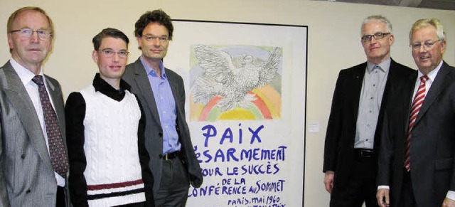 Vor dem Plakat der Friedensbewegung 19...und Rolf Schmidt zu sehen (von links).  | Foto: Ulrike Spiegelhalter
