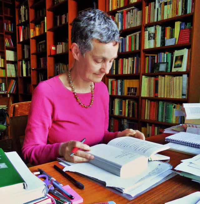 Ein Schreibtisch und Bcher wohin das ...e Welt der Philosophie und Literatur.   | Foto: Sigurd Kaiser
