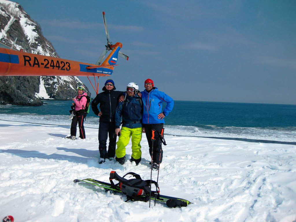 Zur Linken der Hubschrauber, im Rcken der Pazifik und vor sich ein  Skigebiet mit Vulkanen und Bren: das Ortenauer Trio (von links) Stefan Rottler, Martin Feger und Bernd Elinger in Kamtschatka.