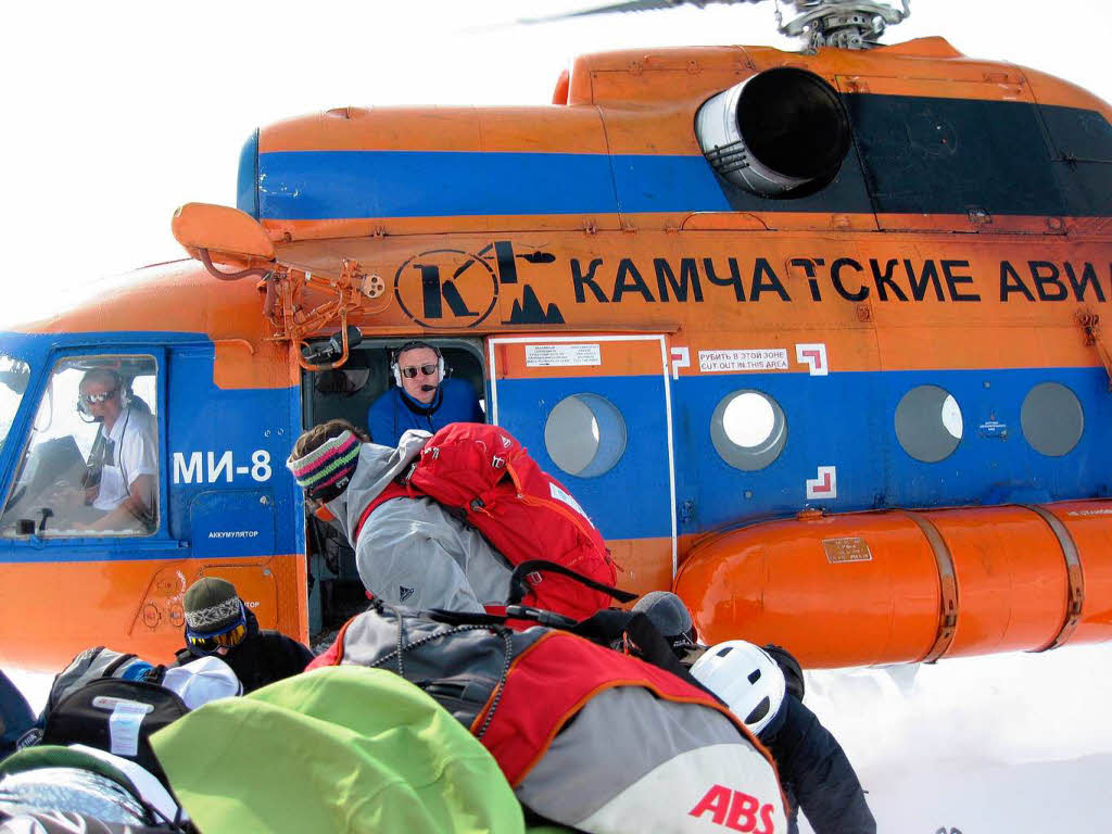 Die Skiausrstung wird am Berggrat ausgeladen