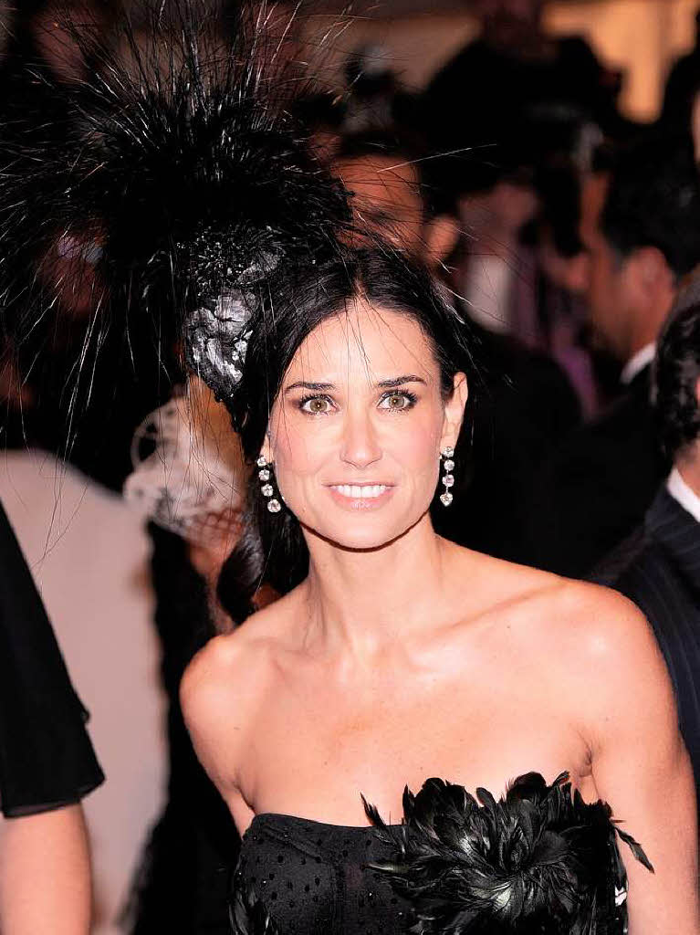 Mit Puschelhut: Schauspielerin Demi Moore