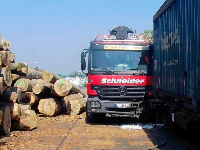 Eisenbahnwaggons contra Lkw  | Foto: Polizei