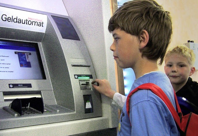 Der Automat spuckt Geld aus, wenn welches auf dem Konto ist.   | Foto: Jassok