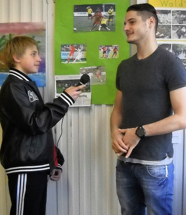 Johannes Fiand (rechts) beim Interview im Klassenzimmer.   | Foto: Privat