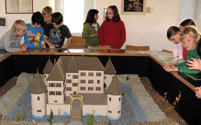 Die Viertklssler stehen vor dem Modell ihrer Schlossschule.   | Foto: Privat