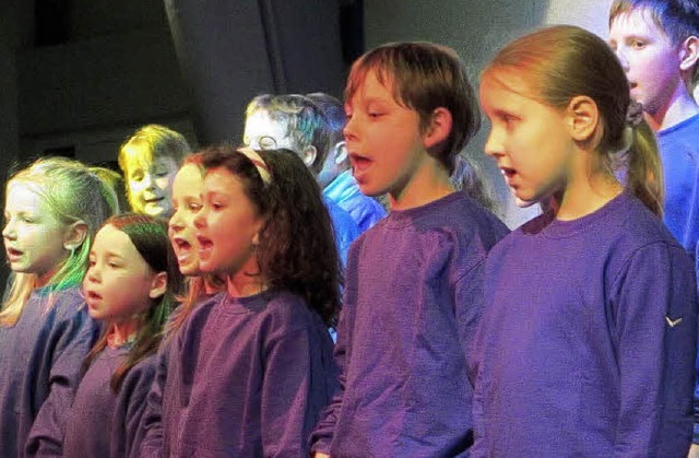 Eins, zwei, drei: Die Kinder singen gemeinsam im Chor.   | Foto: Privat