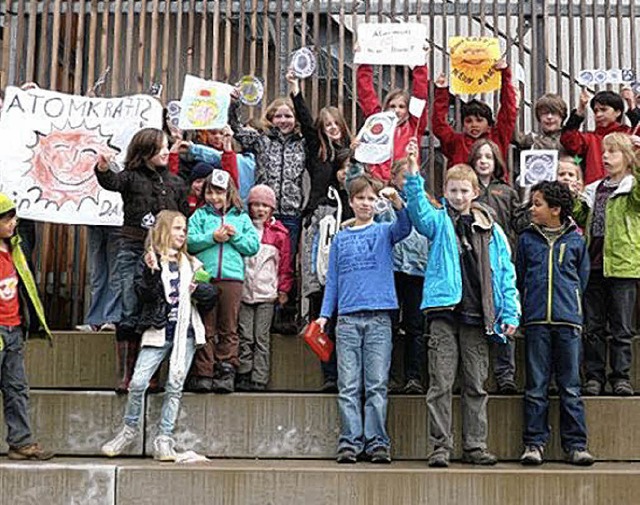 Demonstrieren statt groe Pause: An de...Mitschler auf dem Schulhof zusammen.   | Foto: Privat