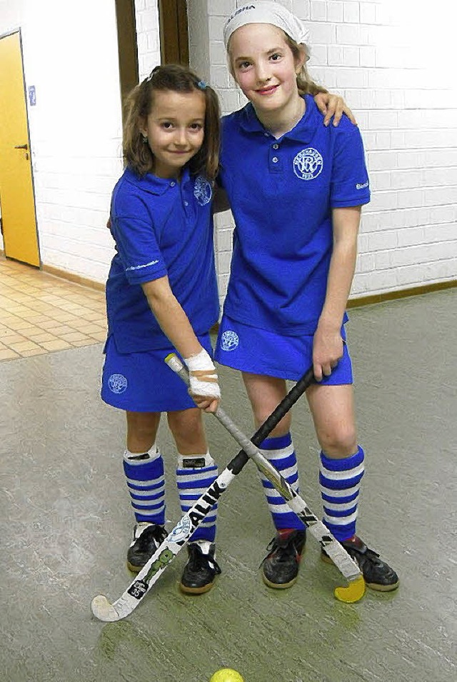 Alisha (rechts) und Charlotte  in ihrem Sportoutfit.   | Foto: Privat