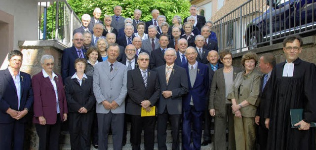 Gemeinsam mit Pfarrer Volker Lang stel...dem Gottesdienst zum Erinnerungsfoto.   | Foto: Roland Vitt