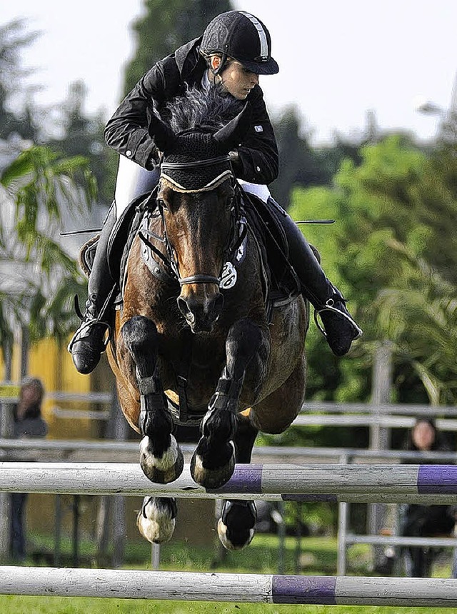 Nicole  Schwarz und Twister  (Kenzinge...enhof das M-Springen mit Siegerrunde.   | Foto: Achim Keller