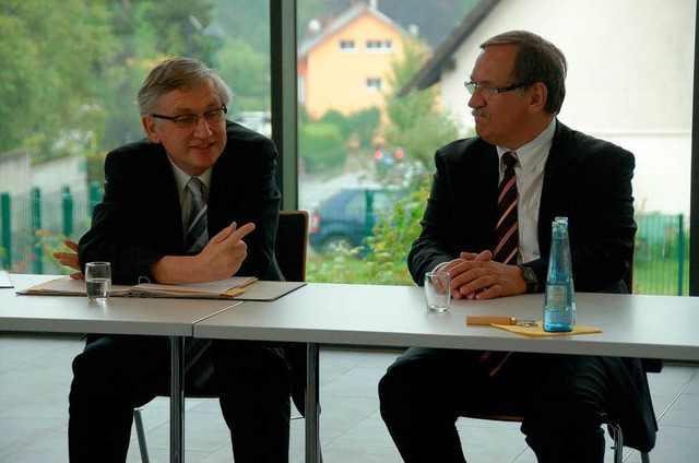 Besuch: Regierungsprsident Julian Wr...d der Gemeinde Binzen einen Besuch ab.  | Foto: Markus Maier