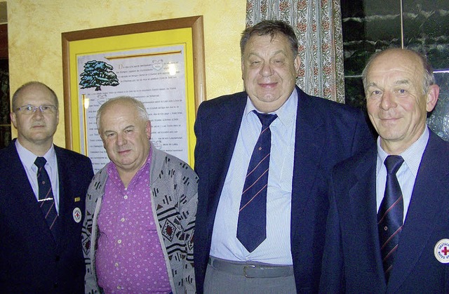 Ehrungen beim Roten Kreuz (von links):...huhmacher und  Vorsitzender Theo Benz   | Foto: Alfons Vgele