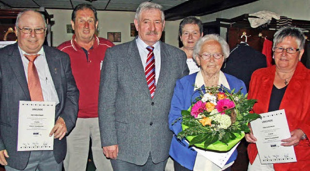 Der Kreisvorsitzende Dieter Lsch (Mit...-Ortsgruppe Oberbergen/Schelingen aus.  | Foto: herbert trogus