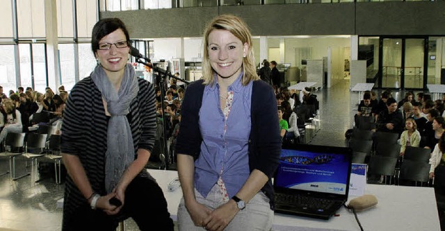 Tanja Lommel (links) und  Liane Ludwig...der Aula der Heimschule St. Landolin.   | Foto: Erika Sieberts