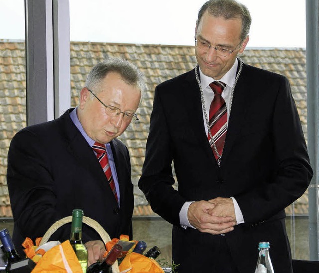 Bernd Gassenschmidt stattet seinen Amt...rechts) mit wichtigen Utensilien aus.   | Foto: Sabine Model