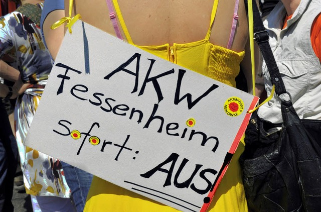 Der Protest gegen das AKW Fessenheim i...fr die Abschaltung des Reaktors ein.   | Foto: dpa