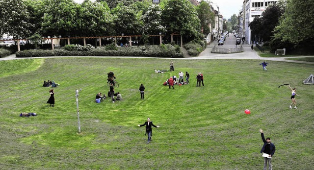 Freiburger Suchbild: Tnzer  auf dem Sthlinger Kirchplatz   | Foto: maurice korbel