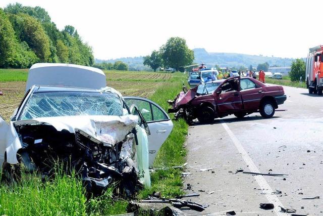 Zwei Tote bei schwerem Autounfall (aktualisiert)