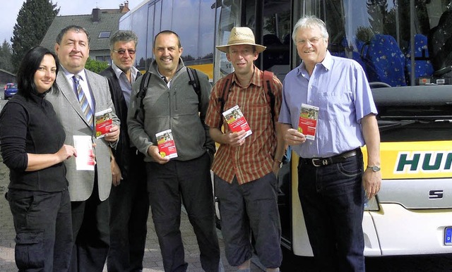 Den Start fr den Wanderbus in die neu...dbadenbus zusammen mit Wanderfhrern.   | Foto: Privat