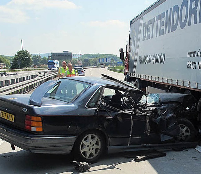 Im Staubereich kollidierte ein vorbeif...s Auto mit einem wartenden Lastwagen.   | Foto: POLIZEI