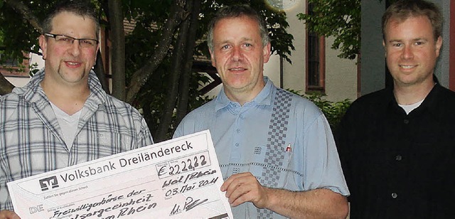 Dekan Herbert Rochlitz freut sich ber...rf (links) und Dietmar Fuchs (rechts).  | Foto: Steineck