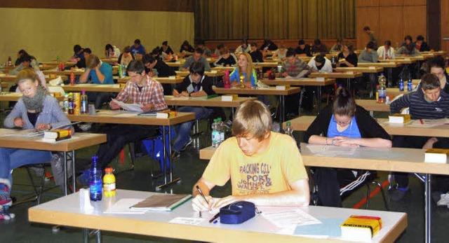 Gestern begannen die Abschlussprfunge...Stadthalle  ber den Deutschaufgaben.   | Foto: Realschule