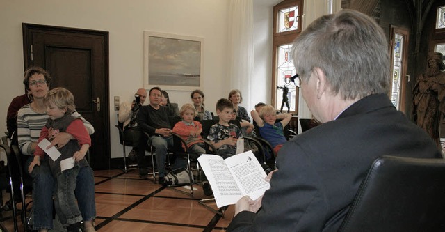 Der Regierungsprsident liest vor, die...er aus Ebringen lauschen konzentriert.  | Foto: Michael Saurer