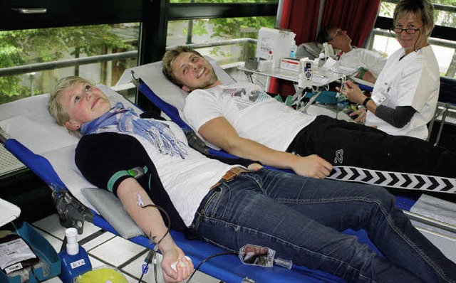 Das Blutspenden tut gar nicht weh, und...unden geht, kann es sogar Spa machen.  | Foto: Hannah Klusmann