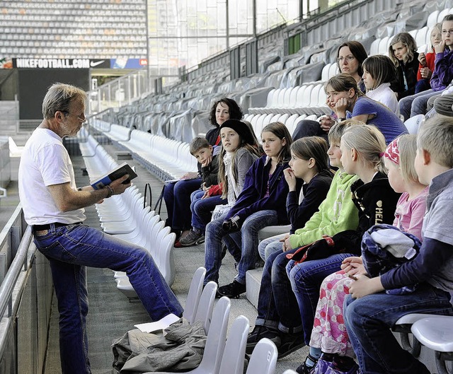 Greenkeeper Alfred Melcher liest aus den &#8222;Teufelskickern&#8220;   | Foto: Schneider