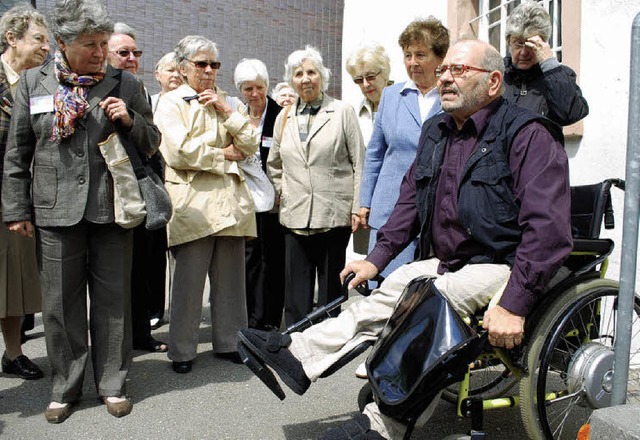 Heinz Bernhard (rechts), zweiter Vorsi...t auf die Belange von Behinderten hin.  | Foto: Thomas Loisl Mink