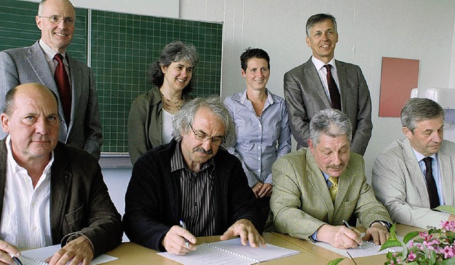Der  Moment der Vertragsunterzeichnung... Steinmller und Reinhart Kohlmorgen.   | Foto: Gertrude Siefke
