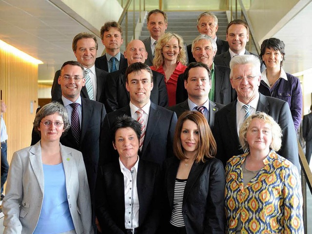 Die neue Landesregierung macht sich au... Fototermin auf der Treppe im Landtag.  | Foto: dapd