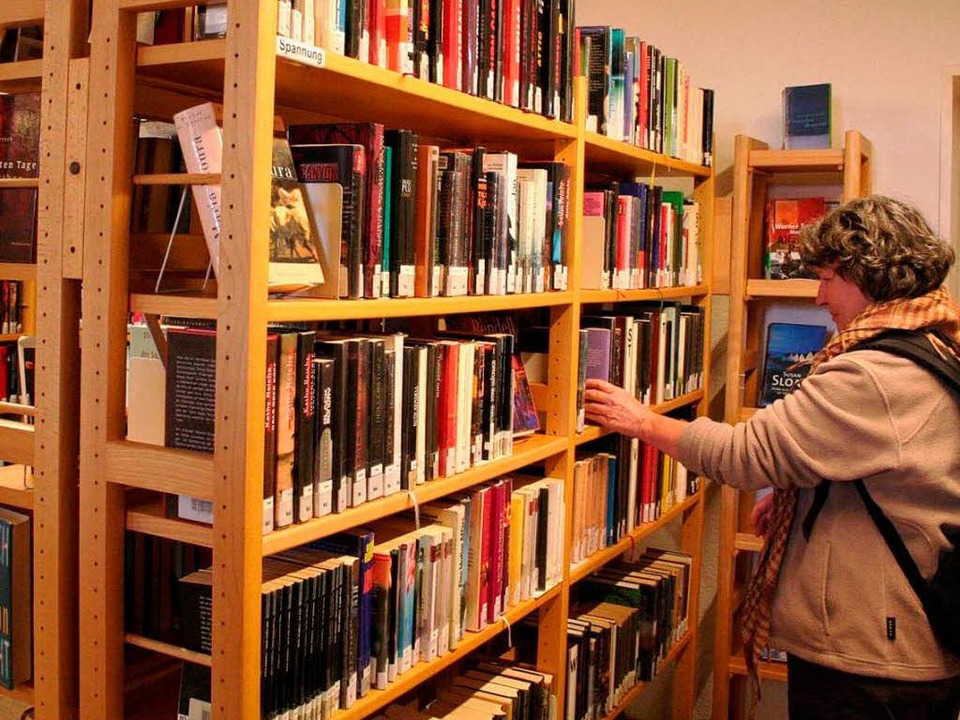 In der öffentlichen Bibliothek Breisac...chter, die passende Lektüre zu finden.  | Foto: Bianka Pscheidl