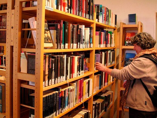 In der ffentlichen Bibliothek Breisac...chter, die passende Lektre zu finden.  | Foto: Bianka Pscheidl