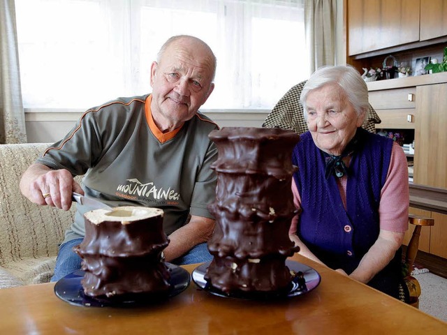 Hedwig Oelze und  Sohn Dieter schneiden den Baumkuchen aus der Altmark an.  | Foto: Christoph Breithaupt