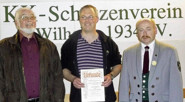 Kreisschtzenmeister Willi Tnnies (li...schaft im Schtzenverein St. Wilhelm.   | Foto: Barbara Odrich-Rees