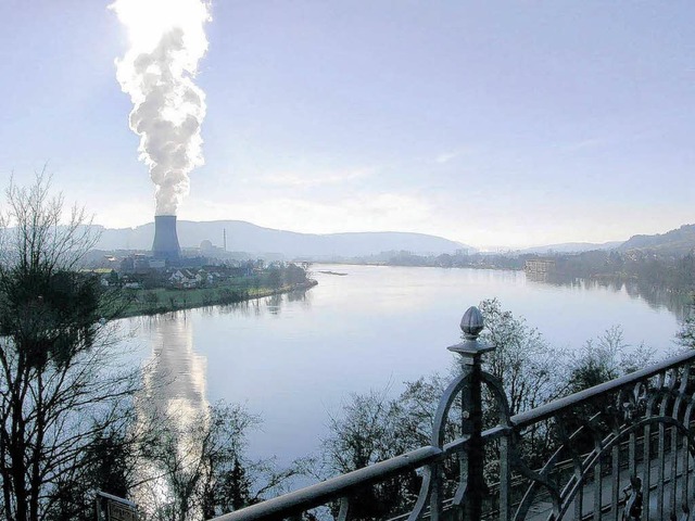 Bis weit in den Schwarzwald hinein ist...des Atomkraftwerks Leibstadt zu sehen.  | Foto: Huber