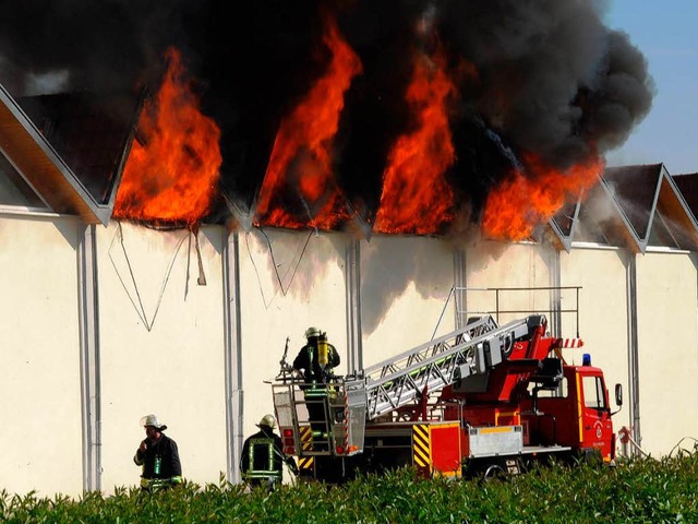 Die Flammen schlagen aus dem Spinnereigebude der Firma Brennet in Hausen.  | Foto: edi